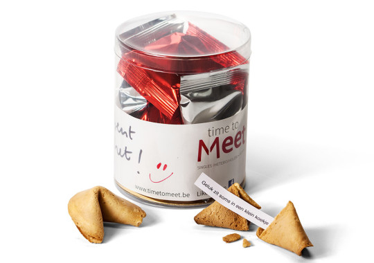 Fortune cookies in a transparant tube - Time to Meet